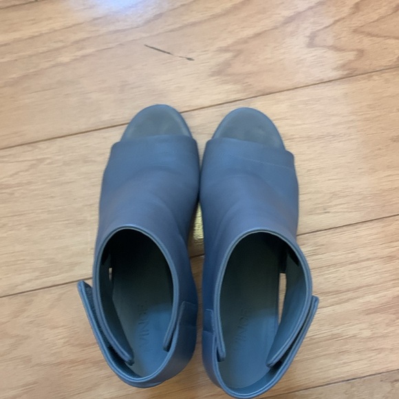 Vince “Faye” open toe bootie.  Gently worn and beautiful condition size 6.5 - Picture 4 of 7